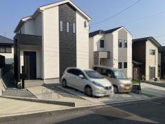 駐車スペースはゆとりある3台分を確保。マイカー用に、お客さま用に、余裕を持ってご利用いただけます。