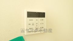 キッチン横からお湯張り、追い炊き、足し湯がボタン一つで楽々操作できる給湯機リモコンです。忙しい夕飯準備の時間帯に重宝しますね。