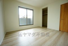 木目調のシンプルデザインで落ち着きと安らぎの空間に仕上げています。各部屋に収納が完備されているので、お荷物が増えても安心の設計です。