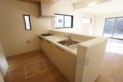 同仕様写真。対面式キッチンなのでリビングにいるご家族とコミュニケーションを取りながら洗い物や、お料理が楽しめそうですね＾＾