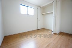 暖かい日差しが差し込む洋室。たっぷり収納できるクローゼット付きでお部屋の中をすっきりと快適に保てます。