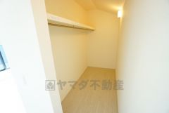 収納力豊富なウォークインクローゼット。洋服や小物などを1箇所にまとめて美しい収納を実現します。スーツケースのような大型の荷物も置けます＾＾