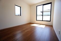 同仕様写真。ご夫婦お二人のプライベートシーンを演出する寝室は、大容量のウォークインクローゼット付き。