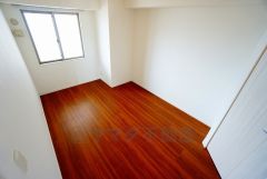 住む人のこだわりを活かす洋室。日当たりがよく、寝室としての利用もおすすめ。広めのクローゼットには荷物をすっきり片付けられ、ゆとりのある暮らしが出来ます＾＾