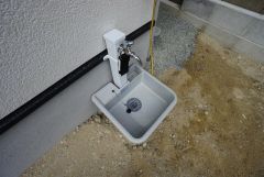 あると便利な外水栓。庭や駐車場まわりの掃除、洗車、アウトドア用品の洗浄が家の中を汚さずに行え、日常の手間を大幅に減らせる便利な設備です。