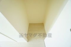 まとめ買いしてもこの収納量なら心配要らずのパントリー。調理家電や食品のストックをすっきりまとめられ、キッチン周りを広々使えます。