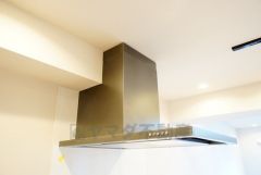 調理により発生する油煙や臭いを吸い込み、屋外へ排気してくれます。