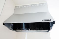 お手入れが簡単なスリム型レンジフードです。調理により発生する油煙や臭いを吸い込み、屋外へ排気してくれます。