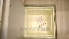 キッチンにある床下収納は、居住スペースを減らさずに買い置きの調味料や非常食などを保管することができます。