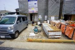 現地（2025年4月25日）撮影。駐車スペースはゆとりある2台分を確保。マイカー用に、お客さま用に、余裕を持ってご利用いただけます。