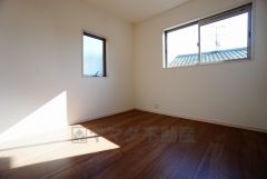 同仕様写真。2面採光を確保した明るい室内は、風通しも良く、大変居心地の良い空間となっております。日当たりがよく、子供部屋としての利用もおすすめ。