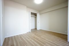 木目調のシンプルデザインで落ち着きと安らぎの空間に仕上げています。各部屋に収納が完備されているので、お荷物が増えても安心の設計です。
