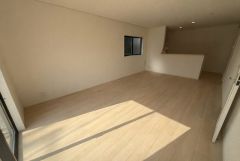 窓から光が差し込む明るいリビングダイニングです＾＾