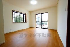 大きな窓のあるリビングは、陽光あふれる明るい空間です。居心地良く、ご家族皆がゆったり寛げる憩いの空間となりそうです。