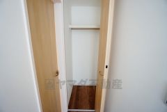 2階の廊下にも収納を確保。各居室に入りきれなかった荷物や、2階で使用する日用品のストック置き場に便利です。