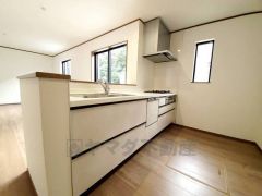 リビングやダイニングからキッチン周りが丸見えにならない対面式キッチン。テレビ鑑賞や家族との対話がしやすく、ご家族の温かい時間を演出します。