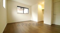 ご夫婦お二人のプライベートシーンを演出する寝室は、大容量のウォークインクローゼット付き。