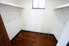 季節物の衣類もスッキリ収納できるウォークインクローゼット。クローゼット内で洋服のコーディネートから着替えまで中で出来るので、部屋が散らかりにくいです。