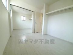 暖かい日差しが差し込む洋室。たっぷり収納できるクローゼット付きでお部屋の中をすっきりと快適に保てます。