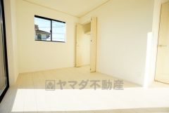 あると嬉しい1階の一部屋。お子様のお昼寝スペースや客間、お友達やご親戚のお泊り部屋としても使えます。