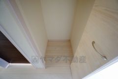 同仕様写真。玄関ホールに収納スペースを確保。日用品や趣味の道具入れとして便利です。扉付きなので見た目もスッキリ＾＾