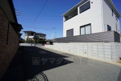  ゆったりとした5ｍ幅以上の道路をはさんでいることで陽射しを遮られることなくとても明るいです。