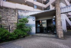 エントランスの外まで管理が行き届いた綺麗なマンションです。