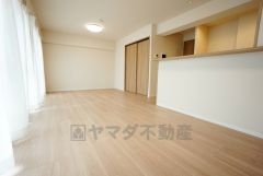 大きな窓のあるリビングは、陽光あふれる明るい空間です。居心地良く、ご家族皆がゆったり寛げる憩いの空間となりそうです。