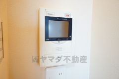 オートロックとモニター付きインターホン装備で女性やお子様も安心。充実のセキュリティで暮らしをサポートします。