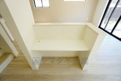 リビングにスタディーコーナー有り。キッチンからお子様のお勉強にも目が届きます。勉強やその他の作業もはかどりそうですね。