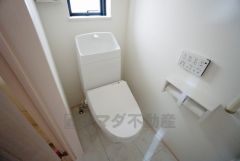 温水洗浄機付トイレです。節水機能もあるので、安心して使えますね。もちろん、1階2階の2ヶ所にトイレがあるので、忙しい朝にもゆとりができますね。