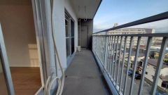 バルコニーは2部屋より出られて便利。暖かな陽射しがたっぷり差し込みます。