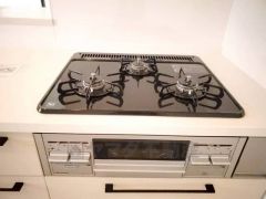 複数の調理を一度に行うことができる3口コンロ。効率よくお料理が出来ます。毎日のお料理も楽しくなりますね＾＾