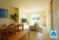 家具はイメージです。南側に大きな窓があるリビングダイニング。家族団らんのひと時を明るく演出します。