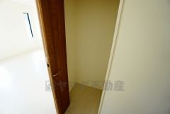 まとめ買いしてもこの収納量なら心配要らずのパントリー。調理家電や食品のストックをすっきりまとめられ、キッチン周りを広々使えます。