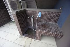 ペットのお散歩後に足が洗えるスペースがございます。