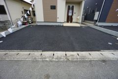 駐車スペースはゆとりある2台分を確保。マイカー用に、お客さま用に、余裕を持ってご利用いただけます。