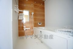 1日の疲れを癒すくつろぎのバスルーム。足を伸ばしてもゆったりと入れるサイズです。お子様と一緒にお風呂に入っても狭くないですね^^