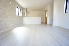 リビングは広々とした設計で、家族が集い、寛ぐ暮らしの空間を演出しています。思い思いの時間を過ごしたり、家族みんなで食事をしたり、素敵な団らんの場になりますね。