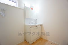 三面鏡つき洗面台。鏡裏にたっぷりとした収納スペースがあります。鏡を閉めてしまえば小物は見えないため、スッキリとした印象の洗面台にできます。