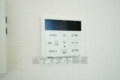 キッチン横からお湯張り、追い炊き、足し湯がボタン一つで楽々操作できる給湯機リモコンです。忙しい夕飯準備の時間帯に重宝しますね。