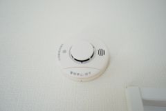 火災発生をいち早く知らせてくれる火災報知器は標準装備です。