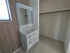 三面鏡つき洗面台。鏡裏にたっぷりとした収納スペースがあります。鏡を閉めてしまえば小物は見えないため、スッキリとした印象の洗面台にできます。