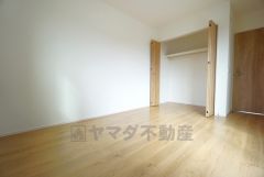 暖かい日差しが差し込む洋室。たっぷり収納できるクローゼット付きでお部屋の中をすっきりと快適に保てます。