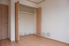 同仕様写真。暖かい日差しが差し込む洋室。たっぷり収納できるクローゼット付きでお部屋の中をすっきりと快適に保てます。