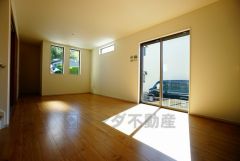 大きな窓のあるリビングは、陽光あふれる明るい空間です。居心地良く、ご家族皆がゆったり寛げる憩いの空間となりそうです。