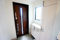 たっぷり収納できるシューズボックスです。家族全員の靴がきれいに整頓できます。棚の上にお花や写真を飾っても良いですね。