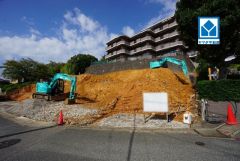 1号棟。現地（2026年10月14日）撮影。全室2面採光で日当たり、風通し良好＾＾1階にファミリークローゼット、2階にウォークインクローゼット2箇所完備＾＾