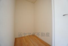 同仕様写真。収納力豊富なウォークインクローゼット。洋服や小物などを1箇所にまとめて美しい収納を実現します。