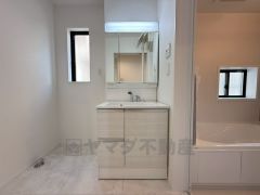 三面鏡つき洗面台。鏡裏にたっぷりとした収納スペースがあります。鏡を閉めてしまえば小物は見えないため、スッキリとした印象の洗面台にできます。